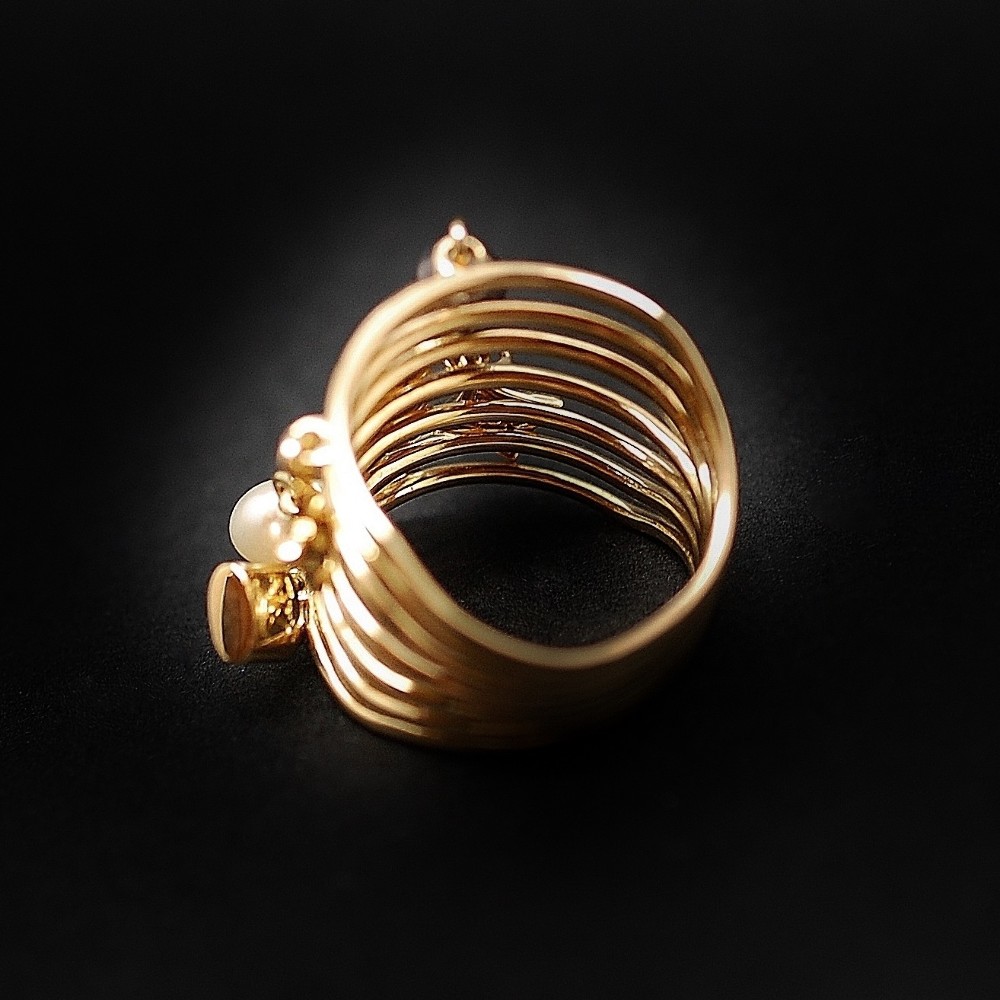 Bague Louis D Or 18 Carats Femme Bague Louis Vuitton en or jaune 18k "Monogram" perles de culture. taille 56