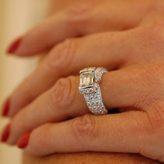 Solitaire Diamant Taille emeraude de 2.08 Cts H-VS2. Or gris 18k .Taille 52-53.