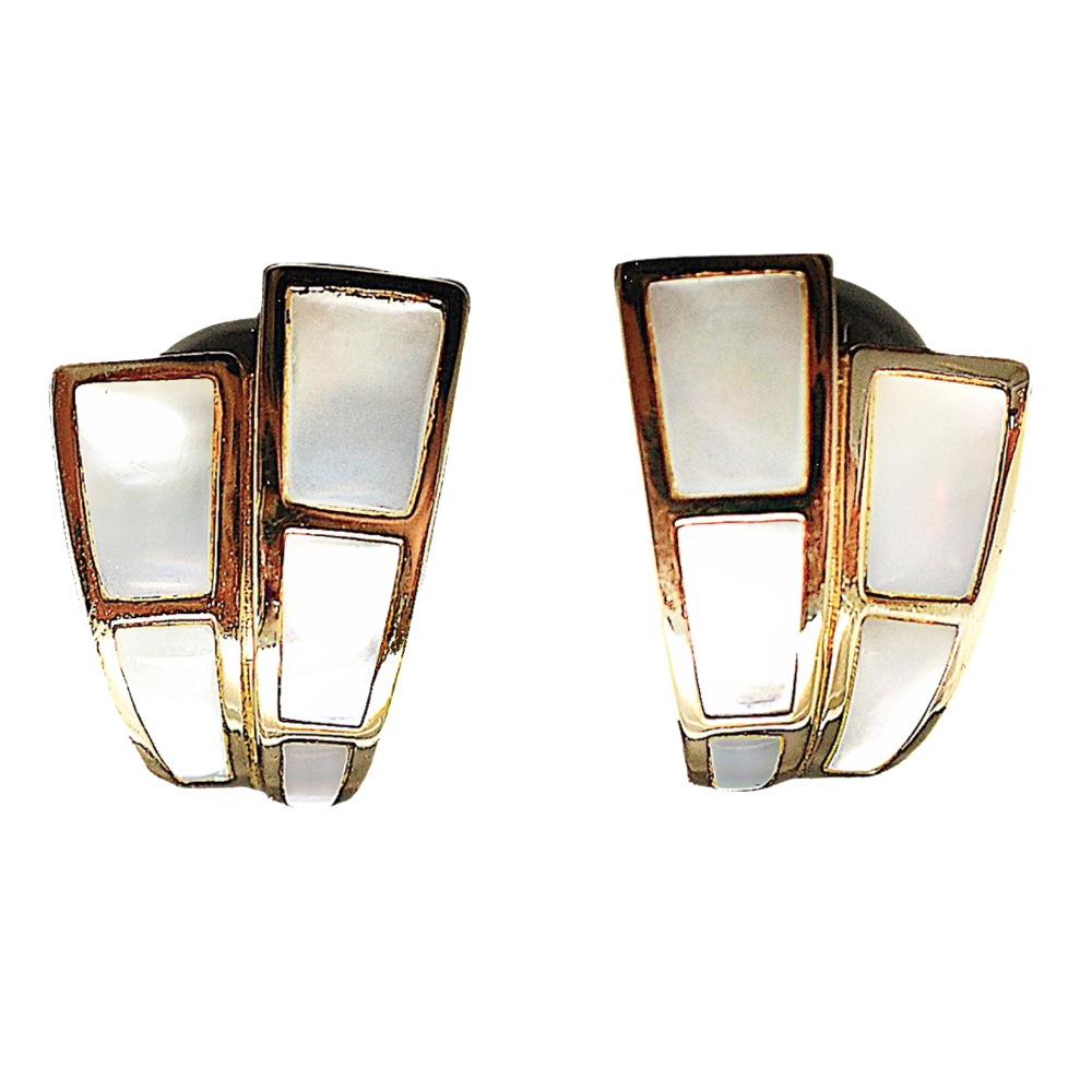 Boucles d'oreilles "Mauboussin" Clips en or 18k avec nacre vers 1980. Boucles d'oreilles "Mauboussin" Clips en or 18k avec nacre vers 1980.