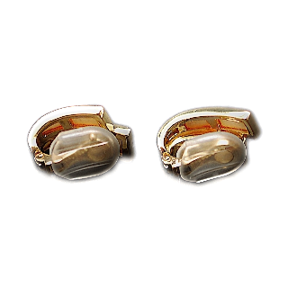 Boucles d'oreilles "Mauboussin" Clips en or 18k avec nacre vers 1980. Boucles d'oreilles "Mauboussin" Clips en or 18k avec nacre vers 1980.