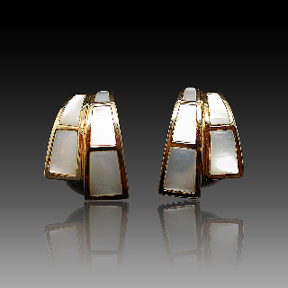 Boucles d'oreilles "Mauboussin" Clips en or 18k avec nacre vers 1980. Boucles d'oreilles "Mauboussin" Clips en or 18k avec nacre vers 1980.