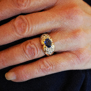 Bague en or jaune 18k avec saphir fin et diamants .Taille 51