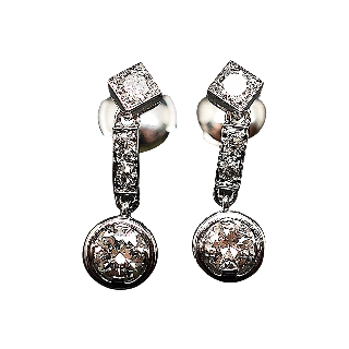  Boucles d'oreilles Dormeuses en or gris 18k et Platine vers 1930 avec Diamants.
