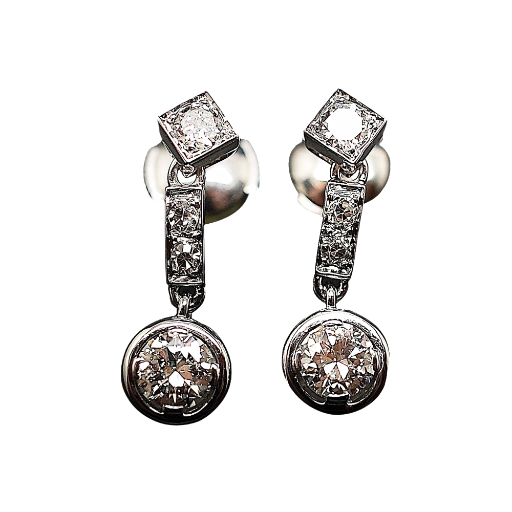  Boucles d'oreilles Dormeuses en or gris 18k et Platine vers 1930 avec Diamants.