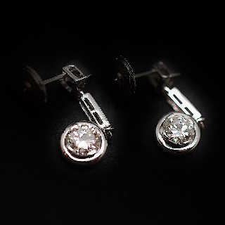  Boucles d'oreilles Dormeuses en or gris 18k et Platine vers 1930 avec Diamants.