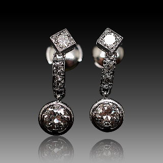  Boucles d'oreilles Dormeuses en or gris 18k et Platine vers 1930 avec Diamants.