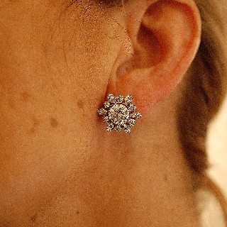 Boucles d'oreilles en Or 18k & Platine avec Diamants brillants.