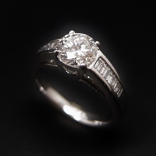 Solitaire Diamant brillant 1.07 Cts E-VS2 en Or 18 Cts + 0.36 Cts.