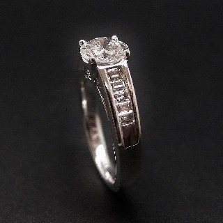 Solitaire Diamant brillant 1.07 Cts E-VS2 en Or 18 Cts + 0.36 Cts.