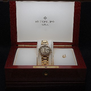 Montre Patek Philippe Nautilus Dame Or jaune 18k de 1986. Quartz.