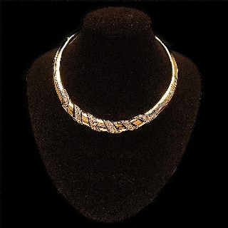 Collier rigide or jaune 18k massif avec 5.0 Cts Diamants Extrablancs.
