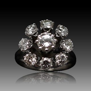 Bague entourage Or Gris 18K avec Diamants. Vers 1970 Bague entourage Or Gris 18K avec Diamants. Vers 1970