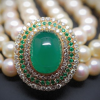 Collier de Perles de Culture 4 rangs de 8 mm .Emeraudes et Diamants.