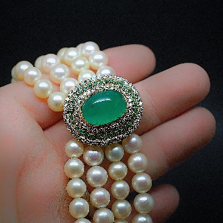 Collier de Perles de Culture 4 rangs de 8 mm .Emeraudes et Diamants.