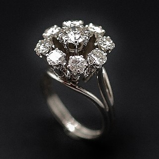 Bague entourage Or Jaune 18K et Platine Vers 1930 avec Diamants. Bague entourage Or Jaune 18K et Platine Vers 1930 avec Diamants.