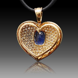 Pendentif Coeur en Or jaune 18k avec un saphir ceylan et diamants.