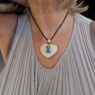 Pendentif Coeur en Or jaune 18k avec un saphir ceylan et diamants.