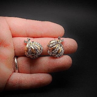 Boucles d'oreilles Clips en or 18k massif avec Diamants brillants. Boucles d'oreilles Clips en or 18k massif avec Diamants brillants.