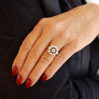 Bague entourage Or Gris 18K avec Diamants. Vers 1970