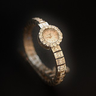 Montre Dame "Luxe" Or gris 18 K et 4.0 Cts de Diamants Vers 1965. Mécanique .