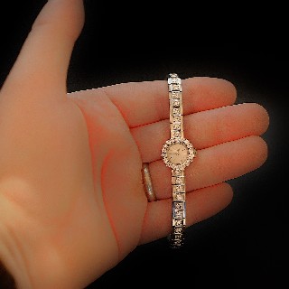 Montre Dame "Luxe" Or gris 18 K et 4.0 Cts de Diamants Vers 1965. Mécanique .