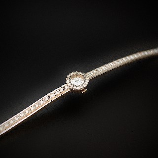 Montre Dame "Luxe" Or gris 18 K et 4.0 Cts de Diamants Vers 1965. Mécanique .