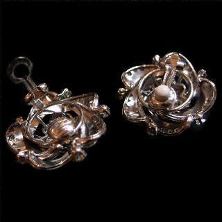 Boucles d'Oreilles "clip" en Or gris et Platine avec  Diamants vers 1950