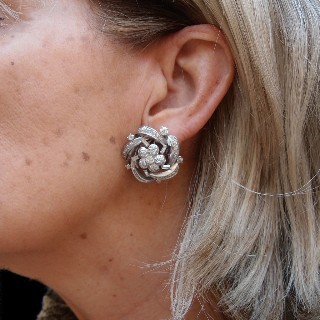 Boucles d'Oreilles "clip" en Or gris et Platine avec  Diamants vers 1950