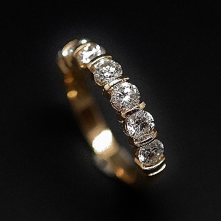Demi Alliance Mauboussin "Chance of Love" Diamants. Or gris 18k .Taille 51. Demi Alliance Mauboussin "Chance of Love" Diamants. Or gris 18k .Taille 51.