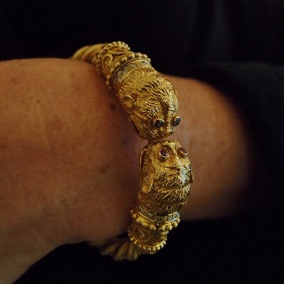  Bracelet "Têtes de Lions" signé LALAOUNIS or jaune 18 k , rubis et diamants