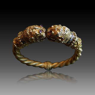  Bracelet "Têtes de Lions" signé LALAOUNIS or jaune 18 k , rubis et diamants