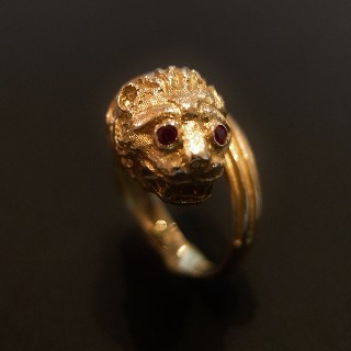 Bague "Tête de Lion" signée LALAOUNIS or jaune 18k rubis et diamants.Taille 52.