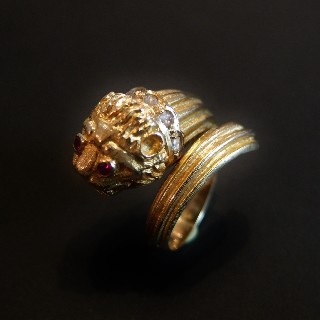 Bague "Tête de Lion" signée LALAOUNIS or jaune 18k rubis et diamants.Taille 52.