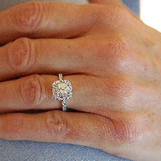 Solitaire en or 18k avec Diamant brillant de 1.67 Cts I-SI2 . Solitaire en or 18k avec Diamant brillant de 1.67 Cts I-SI2 .