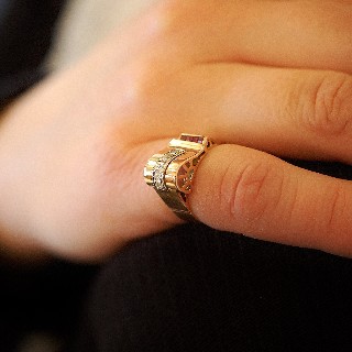 Bague Tank vintage vers 1940 en Or 18K et Platine avec Diamants et Verneuils. Bague Tank vintage vers 1940 en Or 18K et Platine avec Diamants et Verneuils.