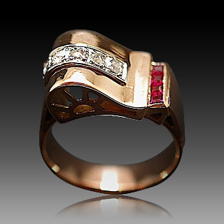 Bague Tank vintage vers 1940 en Or 18K et Platine avec Diamants et Verneuils. Bague Tank vintage vers 1940 en Or 18K et Platine avec Diamants et Verneuils.