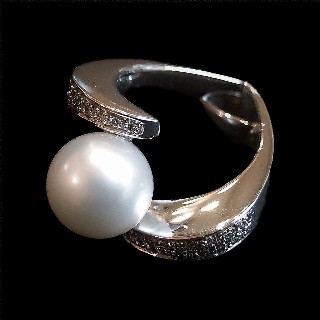 Bague en or gris 18k avec Perle de Culture et Diamants.