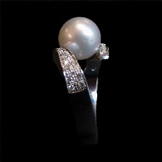 Bague en or gris 18k avec Perle de Culture et Diamants.