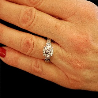 Solitaire en Or gris 18k avec Diamant brillant 2.28 Cts K-VVS1+ 0.55 Cts.