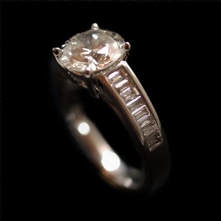 Solitaire en Or gris 18k avec Diamant brillant 2.28 Cts K-VVS1+ 0.55 Cts.