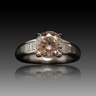 Solitaire en Or gris 18k avec Diamant brillant 2.28 Cts K-VVS1+ 0.55 Cts.