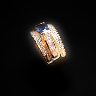 Bague en or jaune 18k avec saphir fin et diamants .Taille 56