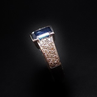 Bague en or gris 18k avec saphir fin et diamants .Taille 53