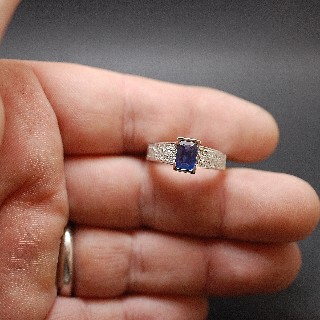 Bague en or gris 18k avec saphir fin et diamants .Taille 53 Bague en or gris 18k avec saphir fin et diamants .Taille 53