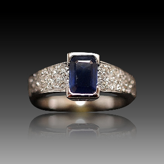 Bague en or gris 18k avec saphir fin et diamants .Taille 53 Bague en or gris 18k avec saphir fin et diamants .Taille 53