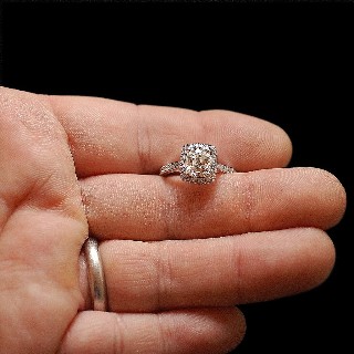 Solitaire Diamant taille Coussin de 1.34 Cts J-SI2. Or gris 18k .Taille 54.