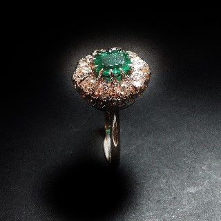 Bague "Entourage" Or gris 18K et Platine Emeraude de Colombie et Diamants. Bague "Entourage" Or gris 18K et Platine Emeraude de Colombie et Diamants.