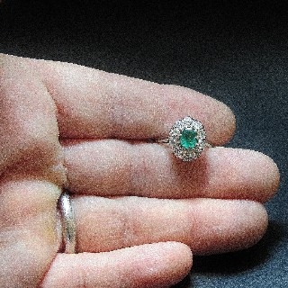 Bague "Entourage" Or gris 18K et Platine Emeraude de Colombie et Diamants. Bague "Entourage" Or gris 18K et Platine Emeraude de Colombie et Diamants.