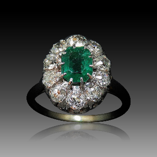 Bague "Entourage" Or gris 18K et Platine Emeraude de Colombie et Diamants. Bague "Entourage" Or gris 18K et Platine Emeraude de Colombie et Diamants.