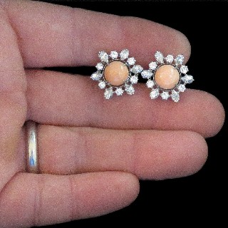 Boucles d'oreilles en Or 18k & Platine avec Diamants brillants et Corail.